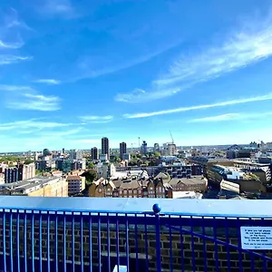 2 Bedrooms, Seperate Recption, Full Kitchen, Free Parking , London United Kingdom