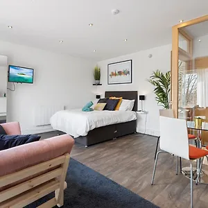 Centre Stoop Apartment